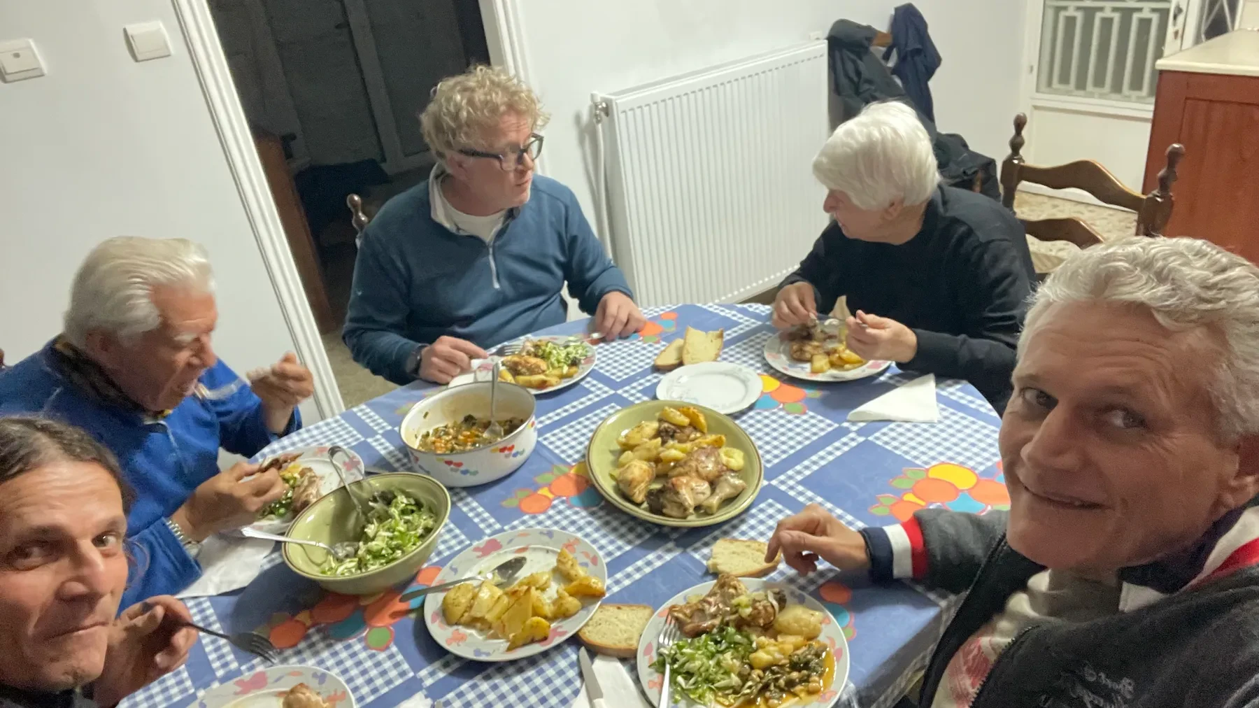 Left to right: Αλέξανδρος (Alexandros), Ευάγγελος (Angelo), cousin Πέτρος (Peter, Canada), Γεωργίνα (Georgina), and Κωνσταντίνος (Konstantinos) sharing a home-cooked meal
