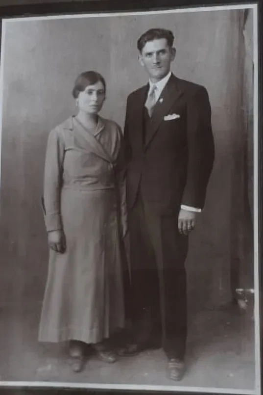 A 1920s wedding portrait of the grandparents of Ευάγγελος (Angelo)
