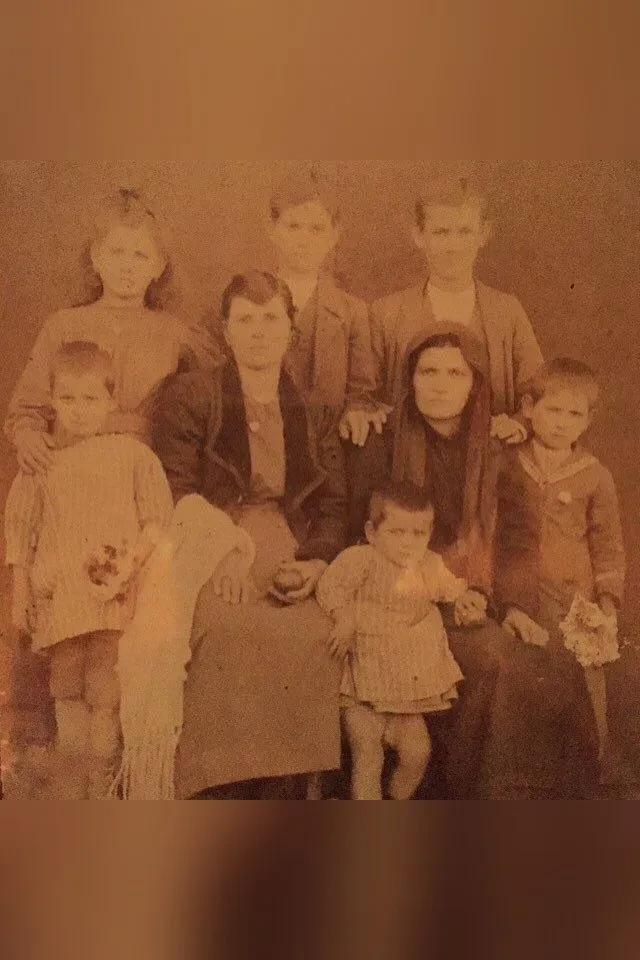 An early-1900s portrait of the extended family of Ευάγγελος (Angelo) — grandmother, father, aunts, and uncle